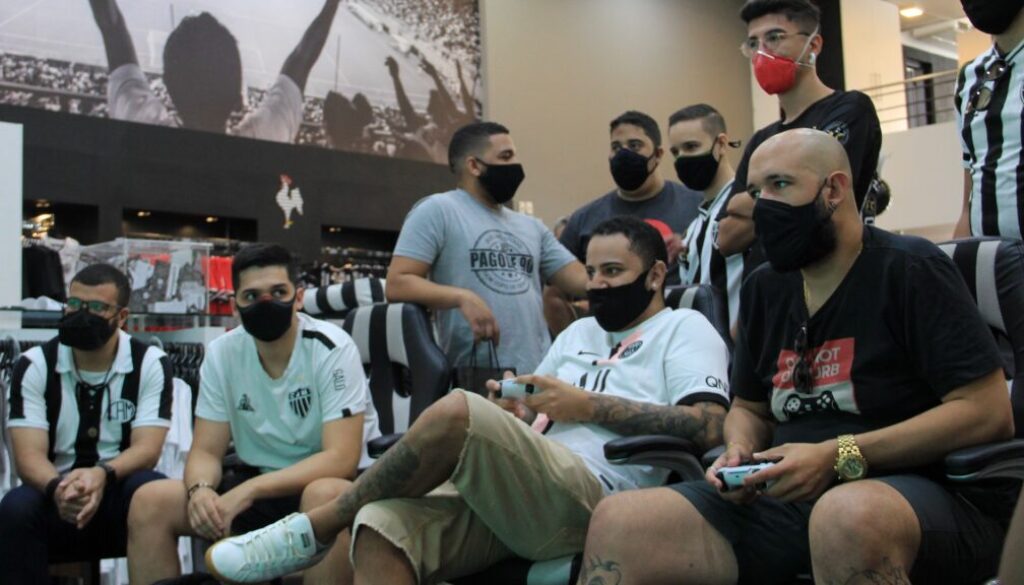 Colaboradores da Hinova participam de campeonato de futebol virtual interno na Loja do Galo