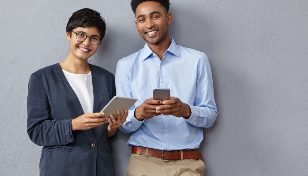 empresarios-do-sexo-feminino-e-masculino-tem-reuniao-no-escritorio (1)