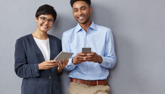 empresarios-do-sexo-feminino-e-masculino-tem-reuniao-no-escritorio (1)