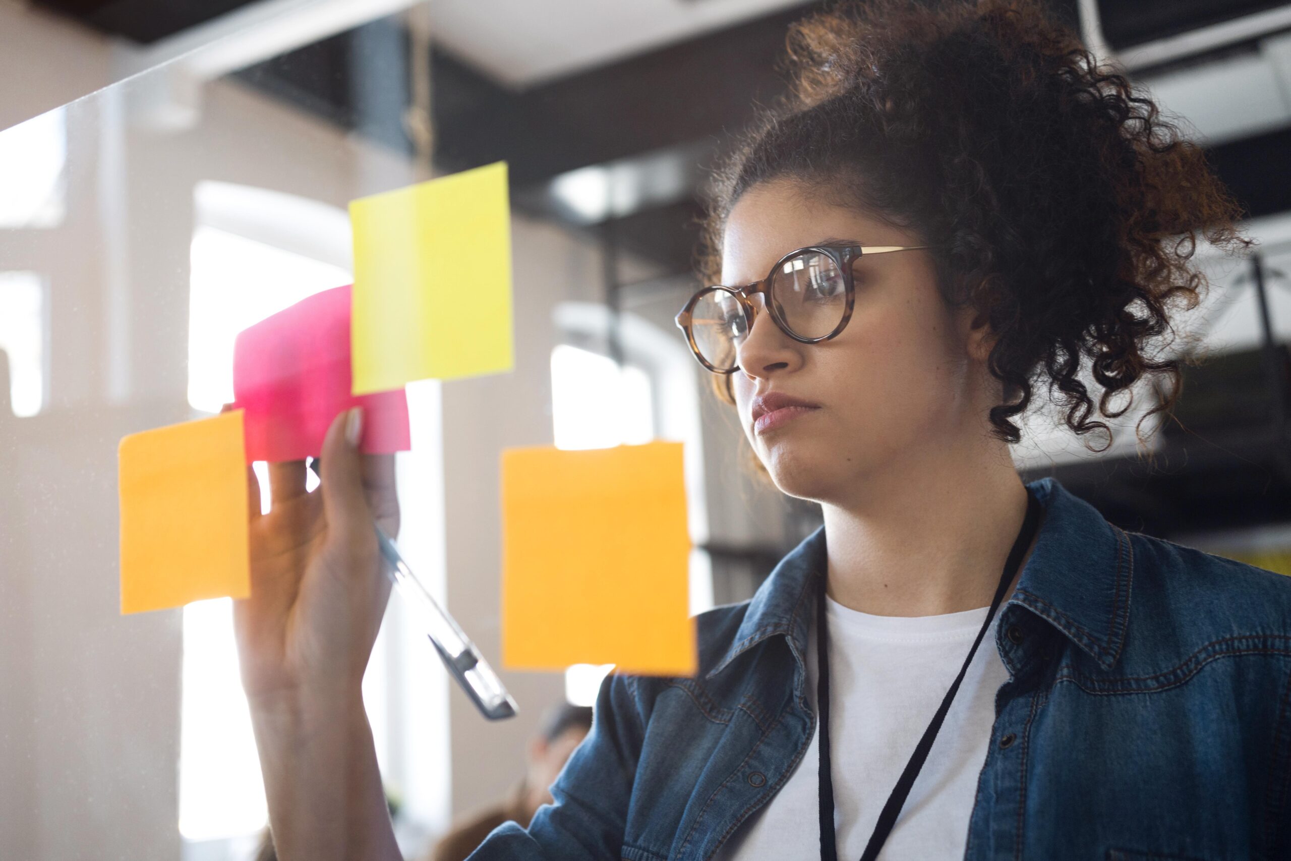mulher-de-negocios-de-medio-porte-com-post-its mulher-de-negocios-de-medio-porte-com-post-its