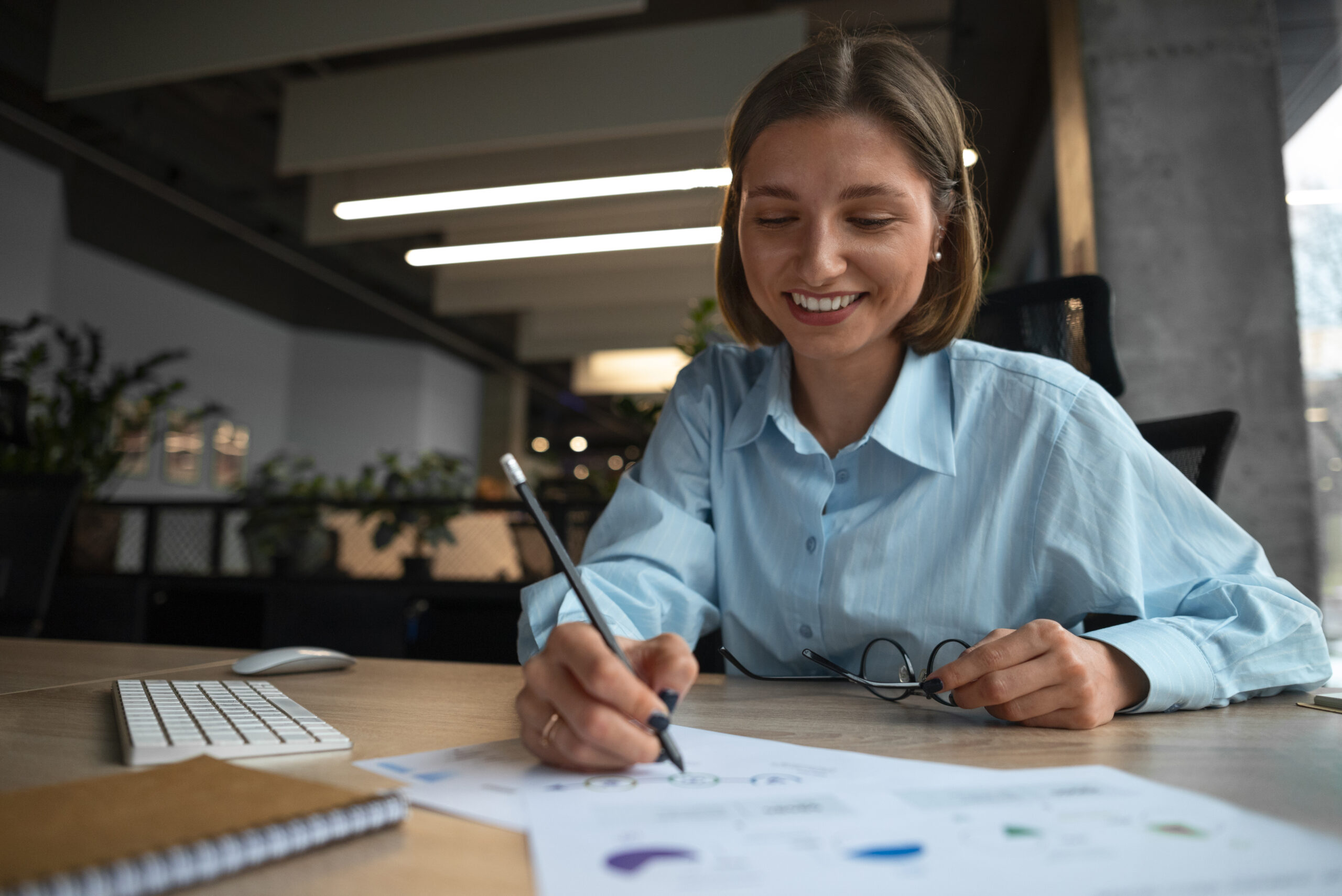 pessoa-no-escritorio-analisando-e-verificando-graficos-financeiros pessoa-no-escritorio-analisando-e-verificando-graficos-financeiros